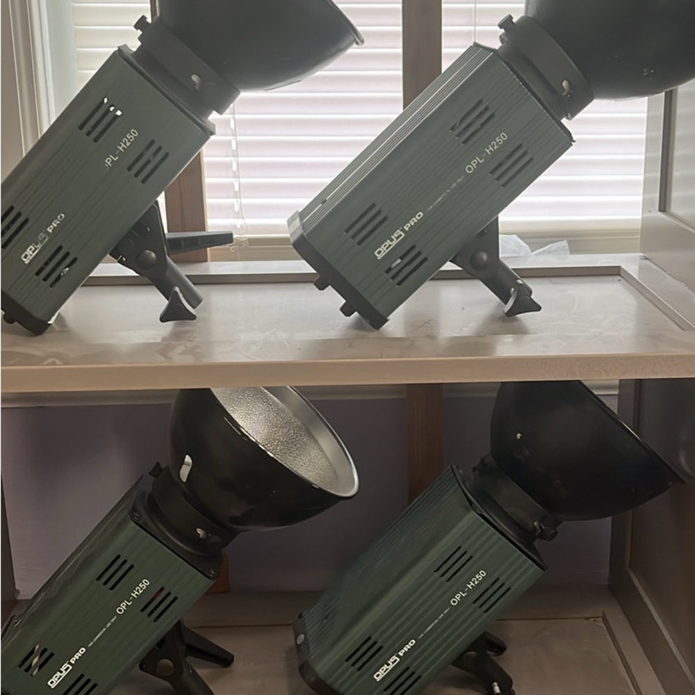 Olympus OPL-H250 Professional Studio Lights in Black and Gray